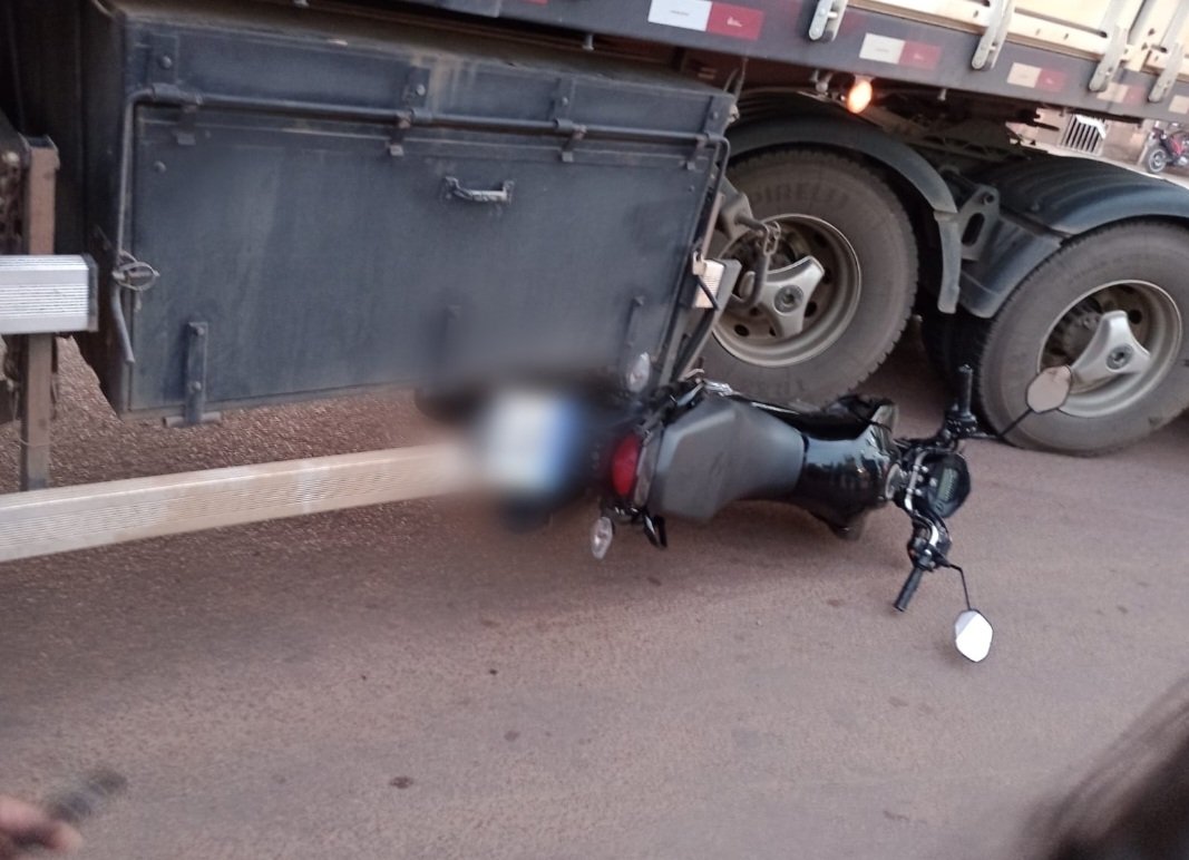 Motocicleta Vai Parar Embaixo De Carreta E Condutora Se Livra De Um