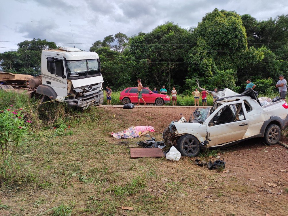 Acidente Grav Ssimo Entre Carro E Carreta Deixa Um Morto E Quatro