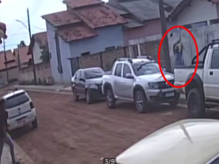 VÍDEO: Homem desfere pauladas em veículos e tenta atacar empresário em Itaituba