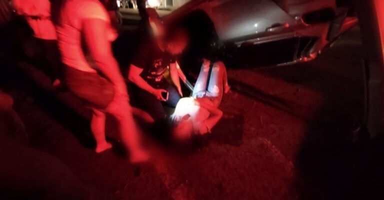 Vídeo: Veículo capota na vigésima rua com a travessa treze de maio em Itaituba, no PA
