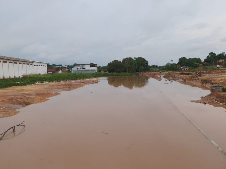 Chuva invade casas e deixa várias ruas alagadas em Itaituba