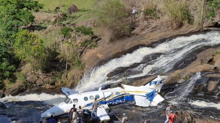 Cai avião que levava cantora e compositora  Marília Mendonça