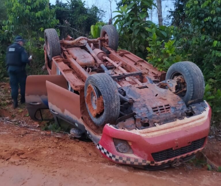 Viatura da PM capota na BR 230 próximo a ponte sobradinho há 80 km de Jacareacanga