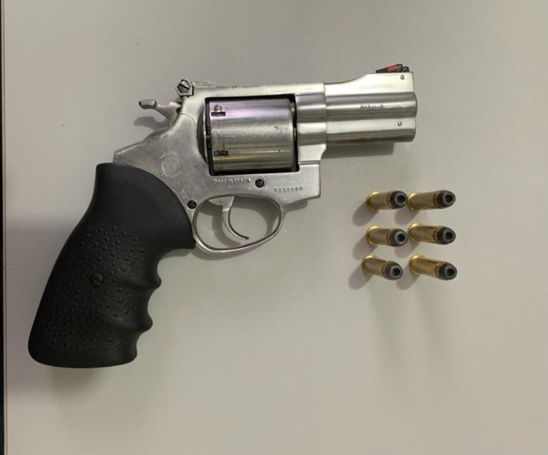 Homem é preso por porte ilegal e arma sem certificado de registro, no Jardim do Ouro, em Itaituba
