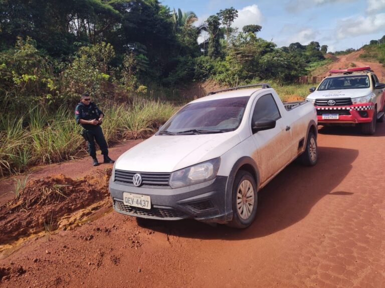 Veículo roubado é encontrado abandonado em estrada
