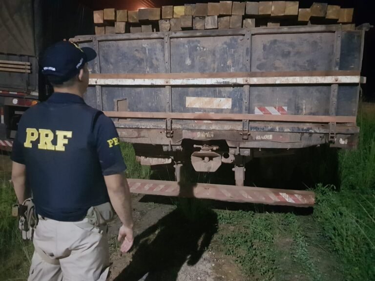 Caminhão com madeira serrada é apreendida pela PRF em Santarém, no PA