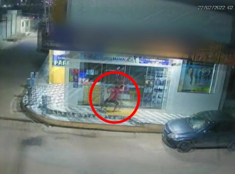 Câmera de segurança flagra homem tentando serrar cadeado de estabelecimento comercial, em Itaituba