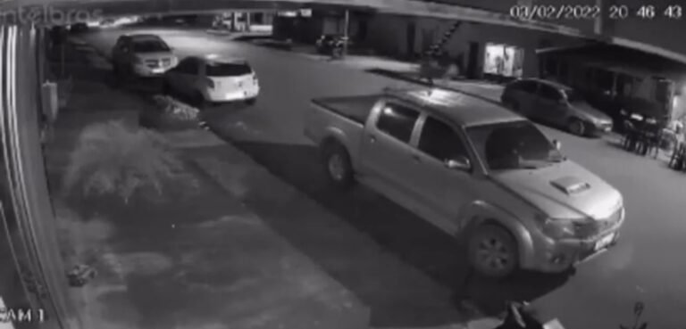 Vídeo: Mulher sai pelada pela rua e esfaqueia homem após ser perseguida em Itaituba, no PA