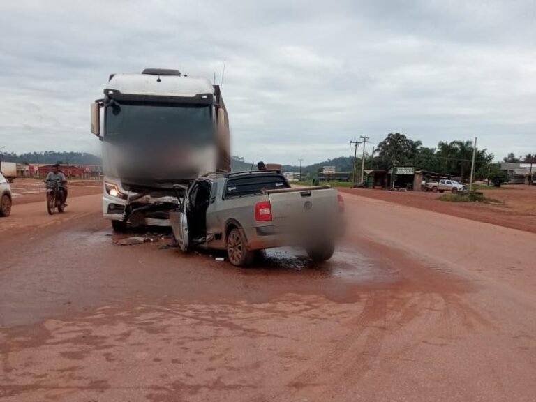 Condutor de carro morre após colidir de frente com carreta na BR-163, em Moraes Almeida