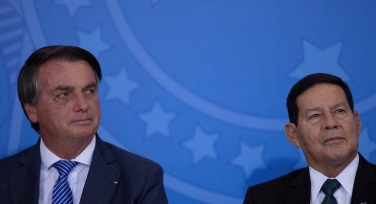 Mourão descarta vice-presidência e Bolsonaro brinca: ‘Merece um beijinho’