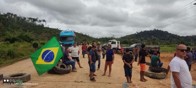Vídeo: Garimpeiros bloqueiam a BR 163 em Moraes Almeida