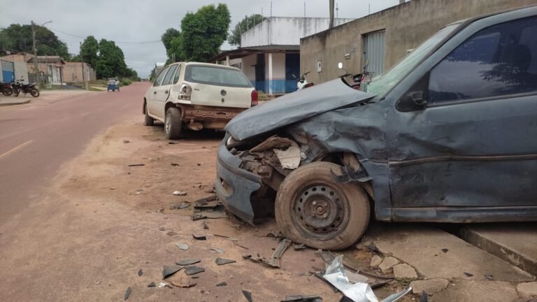 Vídeo: Carro desgovernado bate em veículos estacionados no Bairro Santo Antônio, em Itaituba