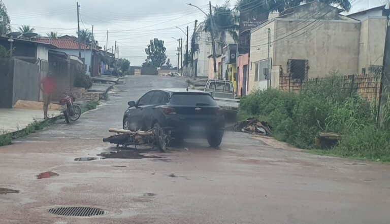 Colisão entre carro e moto deixa uma pessoa com suspeita de fratura no Bairro Bela Vista,  em Itaituba