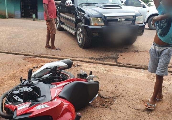 Motocicleta e caminhonete se chocam no Bairro Bela Vista, em Itaituba