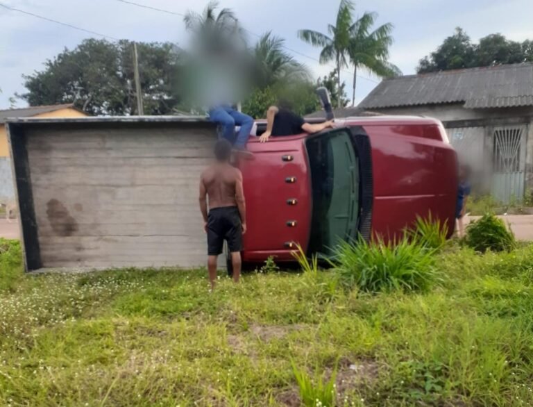 VÍDEO: Caminhonete tomba no Bairro Maria Magdalena, em Itaituba