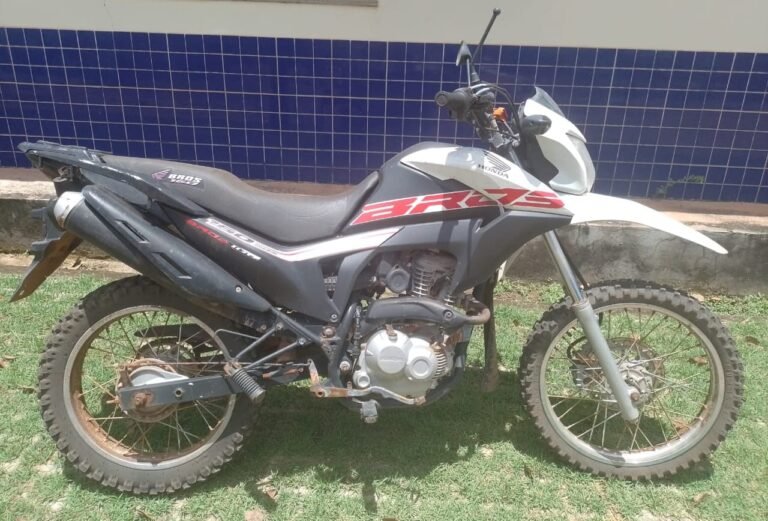Polícia Civil de Rurópolis realizou a entrega de uma motocicleta que havia sido recuperada em ação policial ao seu proprietário titular