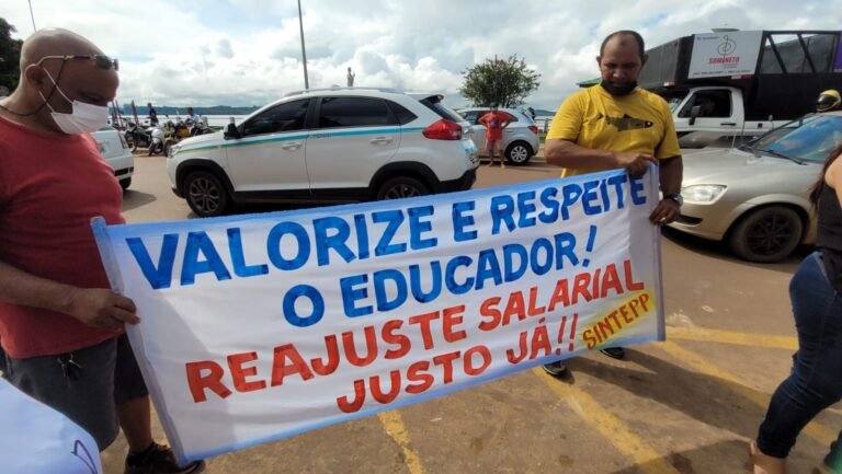 Professores realizam manifestação em frente a câmara municipal de Itaituba, a classe reivindica aumento do piso salarial