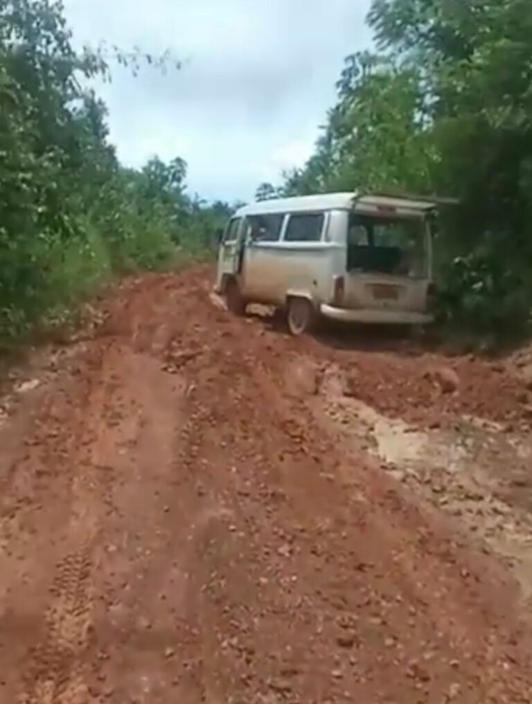 Estudantes ficam sem ir à escola após transporte escolar atolar no Distrito de Campo Verde
