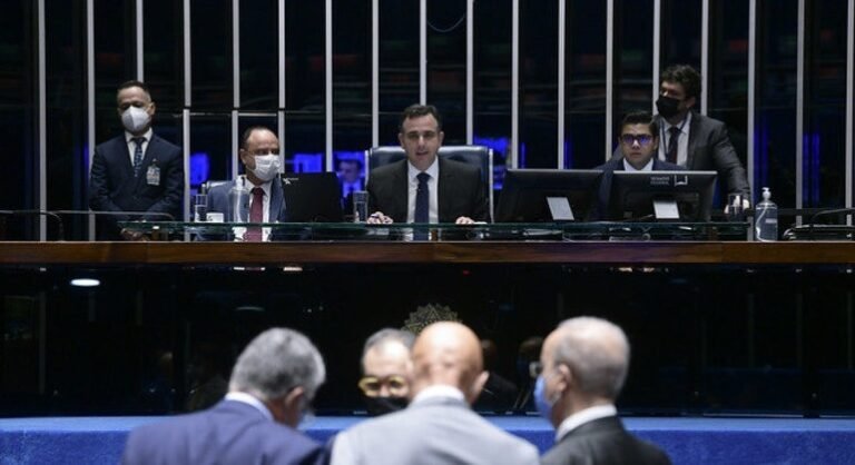 Com alta nos combustíveis, Senado aprova projeto que cria auxílio-gasolina de até R$ 300