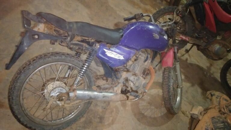 Policia Militar de Placas apreende moto adulterada, o condutor do veículo era menor e estava portando duas facas