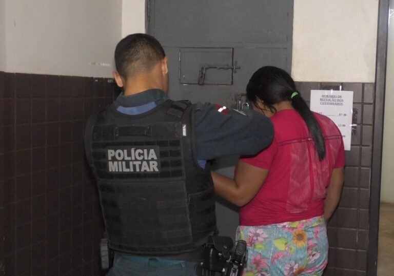 Mulher é presa suspeita de estar fazendo tráfico de drogas na comunidade  de Patrocínio