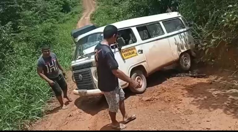 Transporte escolar acaba atravessado na estrada ao tentar subir ladeira na vicinal 35 distrito de Campo Verde