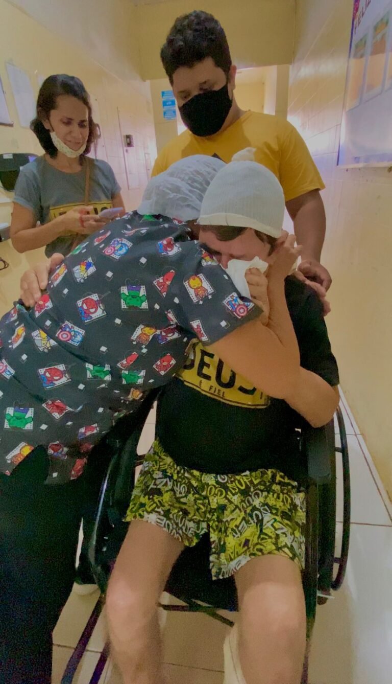 Paciente do HMS recebe homenagem da família no momento da alta médica