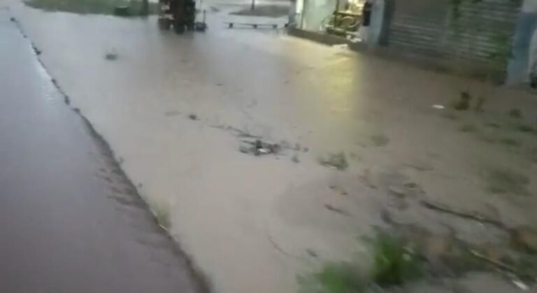 Moradores do bairro da Liberdade sofrem com alagamento em Itaituba, no PA