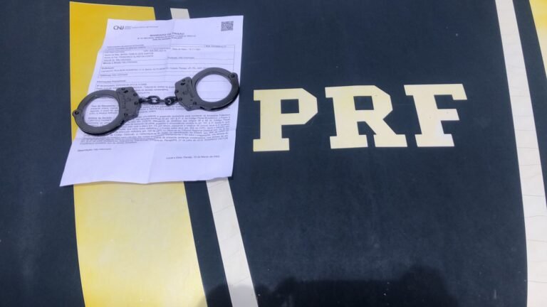 Um homem com mandado de prisão em aberto foi detido pela PRF durante fiscalização de rotina