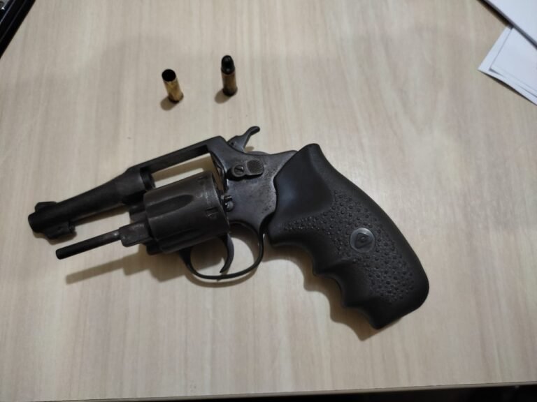 Homem é detido por posse ilegal de arma de arma de fogo