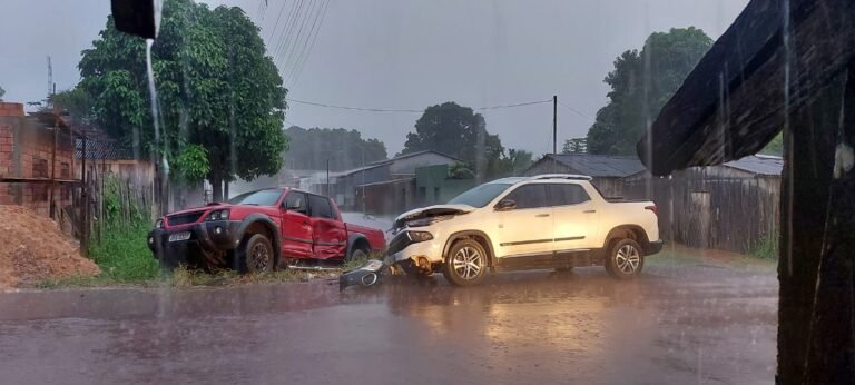 Caminhonete tomba após acidente no bairro Bom Remédio em Itaituba, no PA