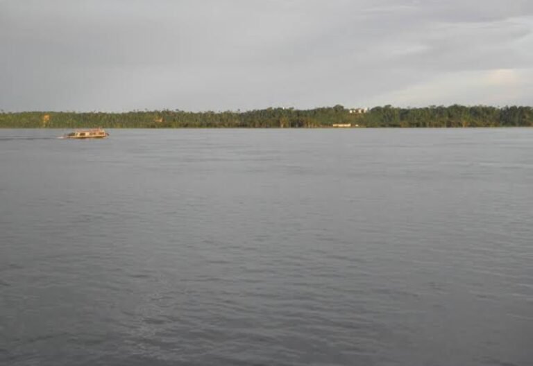 Homem cai de embarcação e desaparece nas águas do Rio Tapajós
