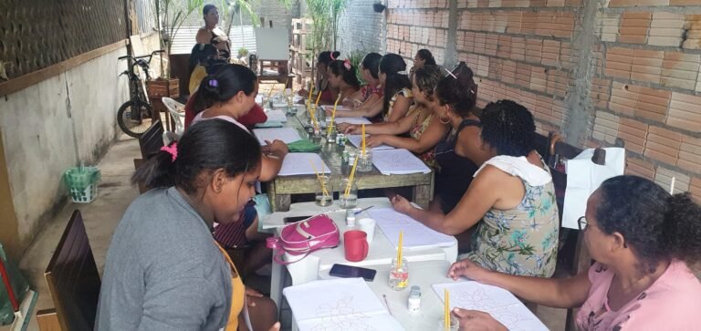 Curso de Pintura é realizado no bairro Maria Magdalena