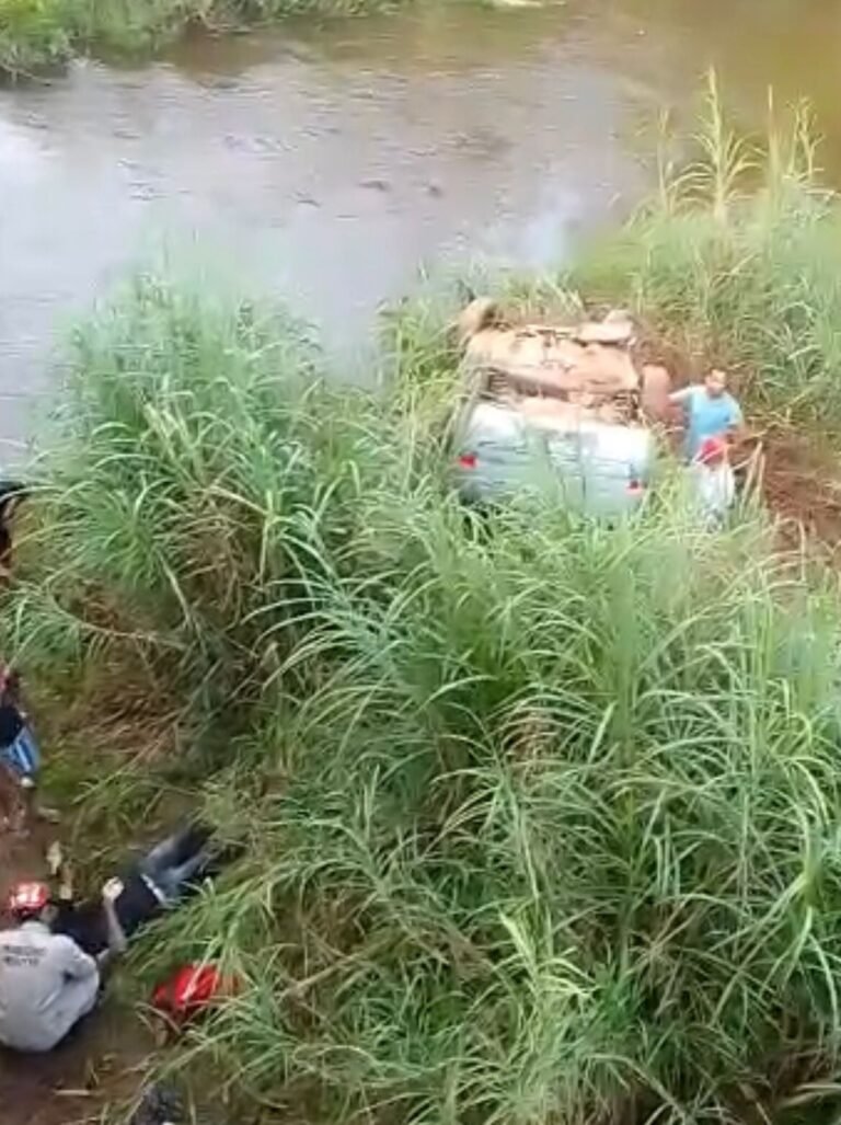 Carro cai em ponte na BR230 em Altamira