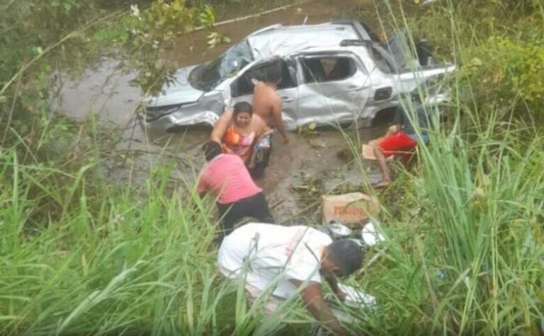 Caminhonete derrapa e família vai parar em barranco na Transamazônica, no Pará