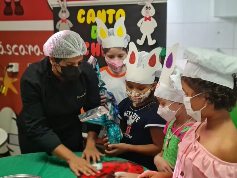 Para celebrar a Páscoa, crianças do Oncológico Infantil participam de oficina de ovos de chocolate