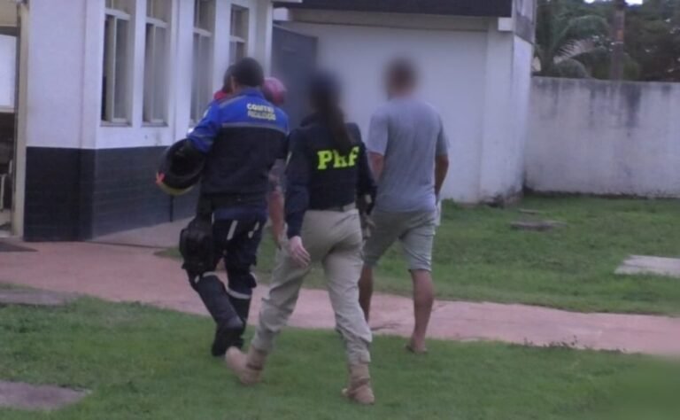 Caminhoneiro com sinais de embriaguez bate em carro de passeio encima da balsa de Miritituba