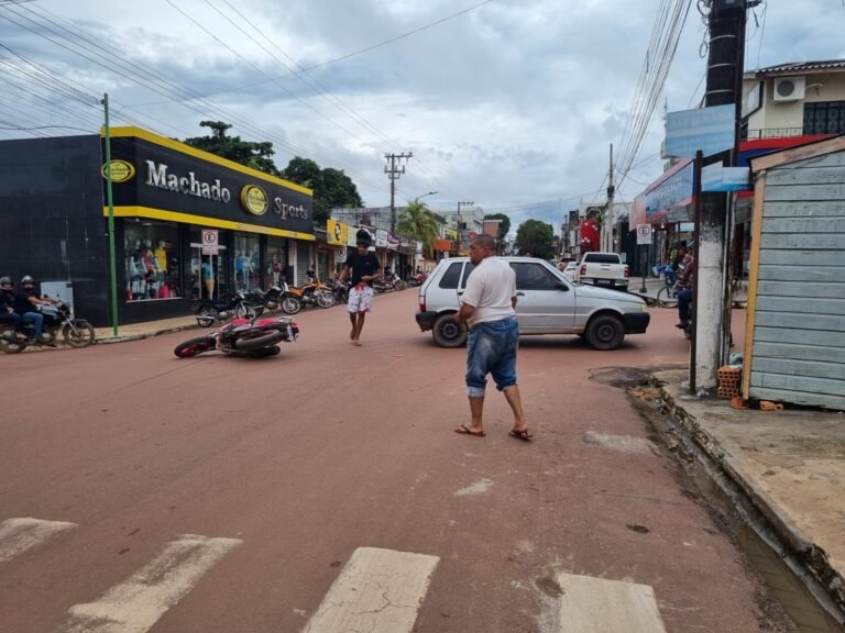 Acidente na rua Dr Hugo de Mendonça com a travessa 15 de agosto em Itaituba