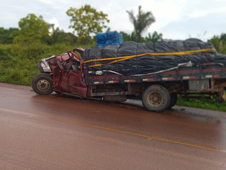 Acidente na BR 163 deixa duas pessoas feridas em Moraes Almeida