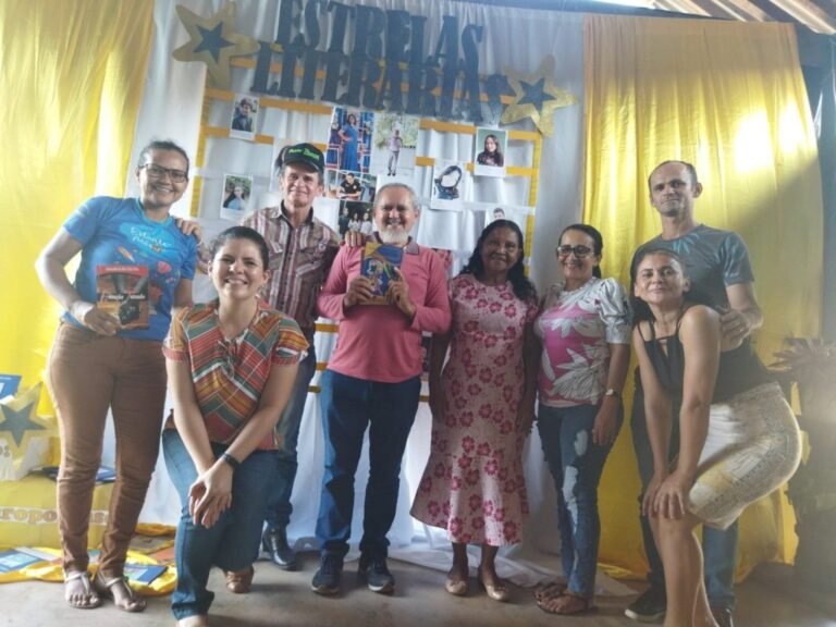 Projeto Literatura Ruropolense, reúne professores, alunos, poetas e autoridades do Município