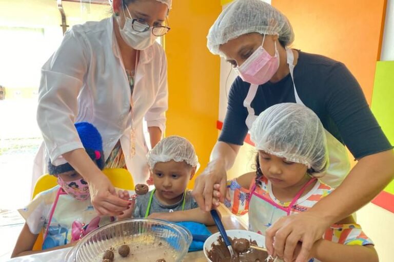 Crianças em tratamento oncológico participam de oficina de doces