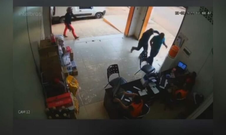 Câmeras de segurança registram assalto à mão armada em distribuidora de alimentos, em Itaituba