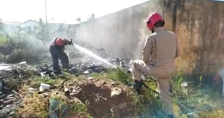 Terreno pega fogo ameaçando creche em Itaituba PA 