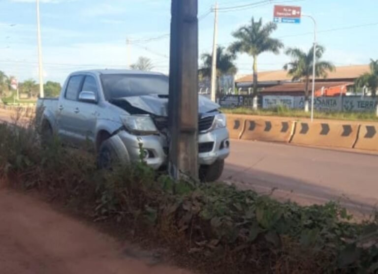 Caminhonete se choca em poste em Itaituba PA
