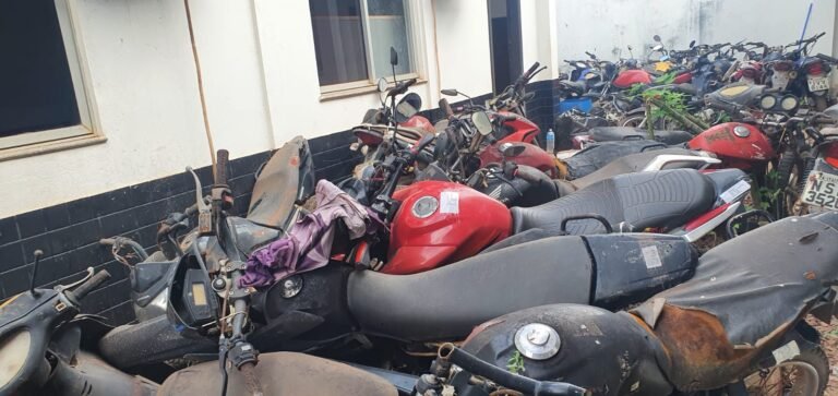 Veículos apreendidos em operações policiais em Itaituba são retirados do pátio da 19° Seccional 