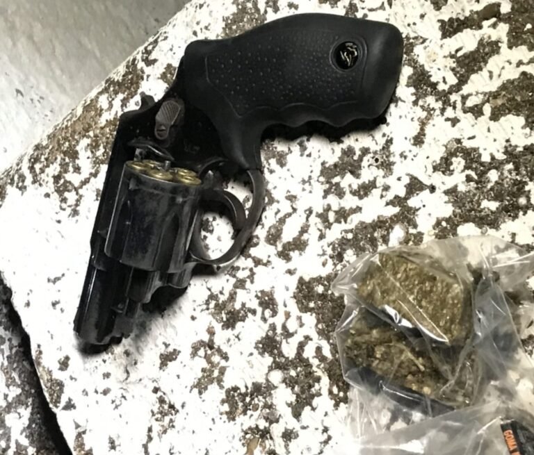 Suspeitos de atirar contra homem em salão de beleza troca tiros com a polícia durante abordagem