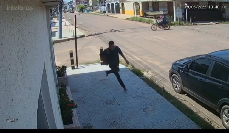 Câmeras de segurança flagram fuga de suposto assaltante no bairro Bela Vista em Itaituba, no PA