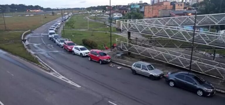 Motoristas fazem fila quilométrica para comprar gasolina a R$ 3,99