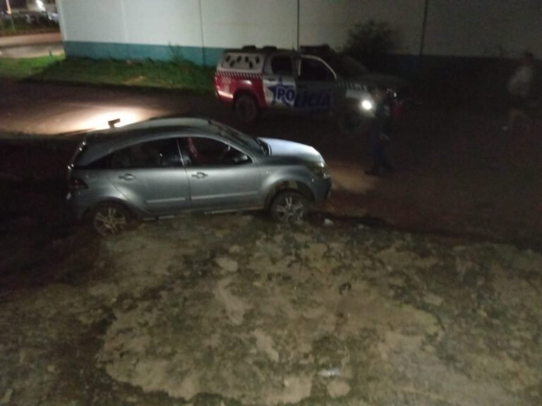 Carro bate em poste e deixa moradores da 10° Rua sem energia 