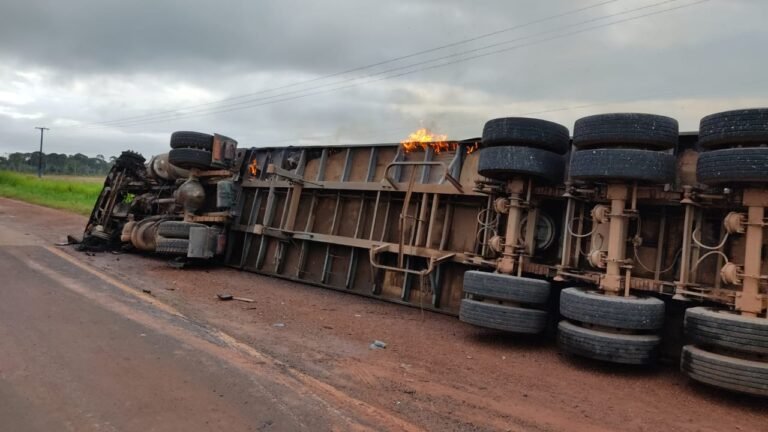 Carreta tomba na BR 163 e carga pega fogo